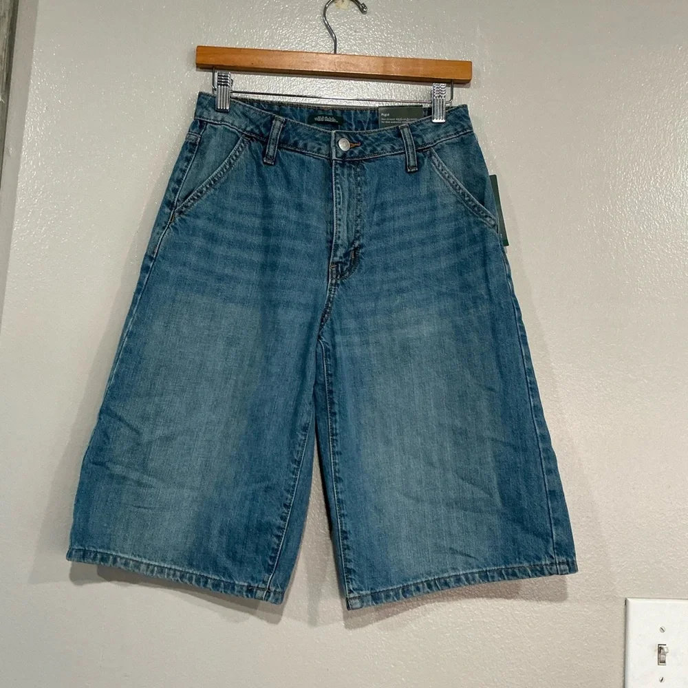 Women’s Low Rise Baggy Denim Skate Shorts Light Wash. 00